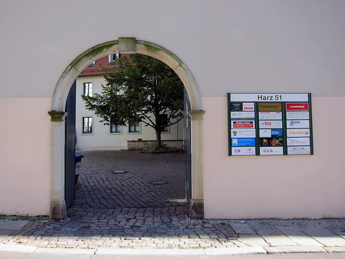 Toreingang zur Logopädie Praxis Ute Schräpler in Halle Harz 51